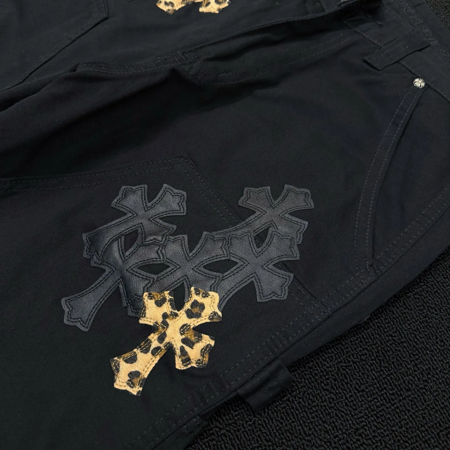P280 Style number: D363 Chrome Hearts Chrome Hearts straight-cut logging overalls Color #Black Size #S-Xxl (28 30 32 34 36) 28 Waist 74 Hip 102 Length 101 30 Waist 78 Hip 106 Length 102 32 Waist 82 Hip 110 Length 103 34 Waist 86 Hips 114 Pants Length 104 36 Waist 90 Hips 118 Pants Length 106 Heavy canvas material This pants type was first created by Carhartt. With the development of the times, it has been reinterpreted by many brands. This Crow Heart logging overalls are based on the Carhartt pants with some improvements and added elements‼ ️